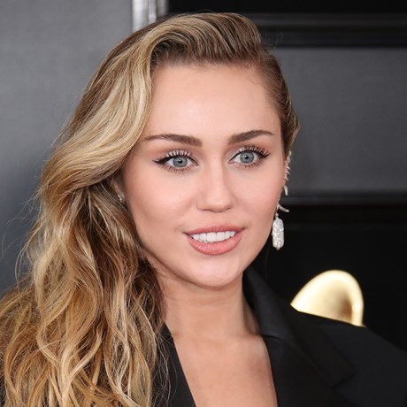 Miley Cyrus’ Stunning Black Mirror Beauty Look