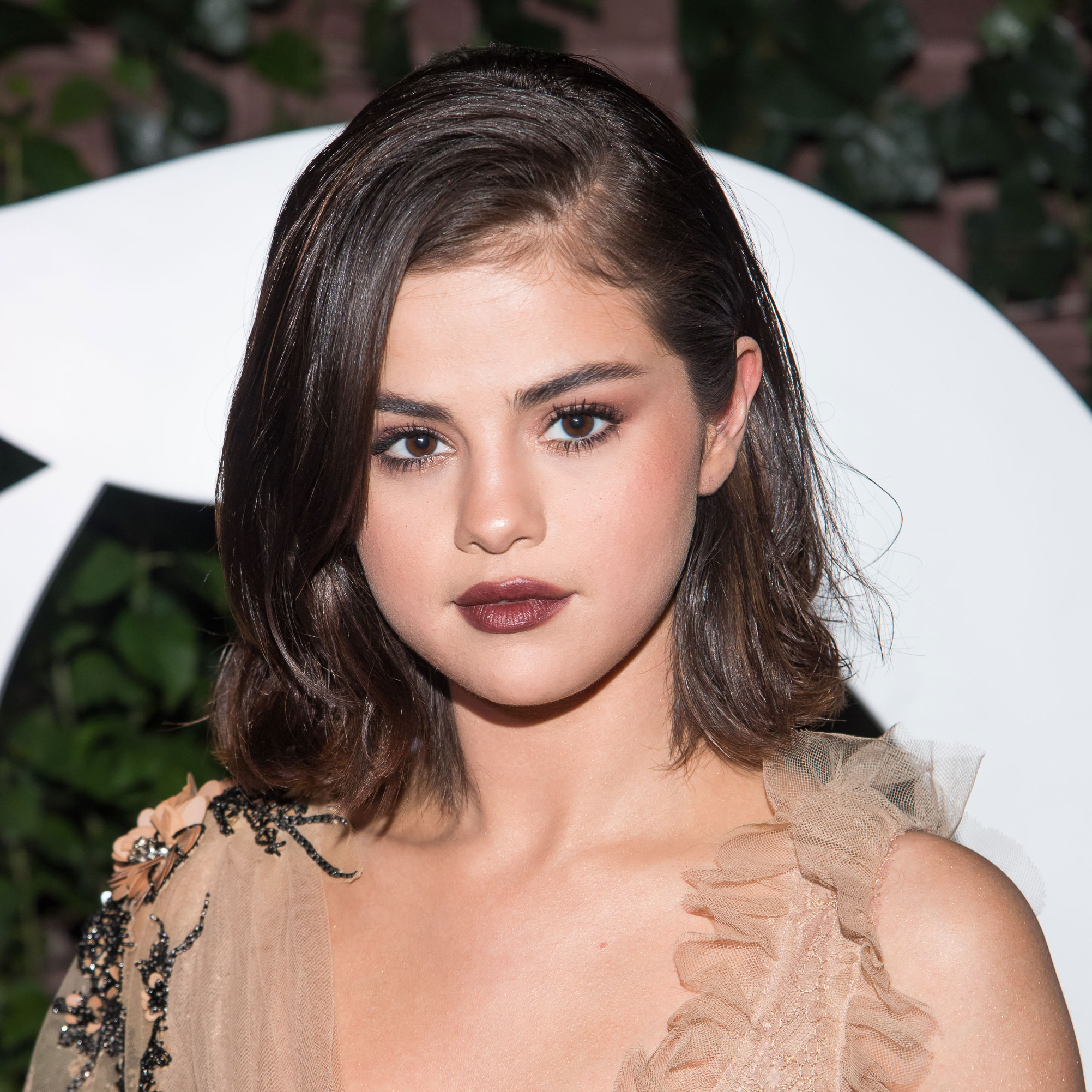 Selena Gomez Debuts New Hairstyle At NYFW | BEAUTY/crew