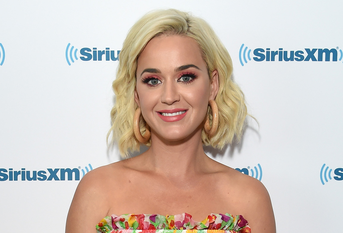 Katy Perry debuts new wavy long blond hair  see the pic