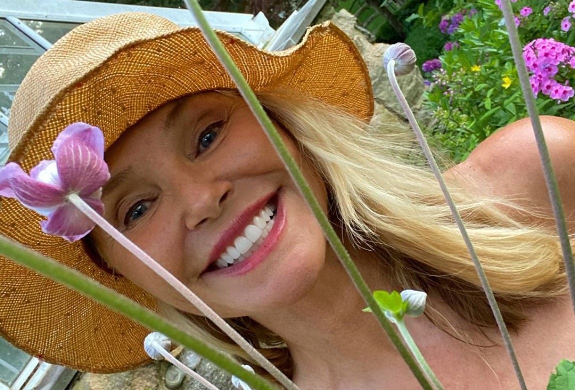 Christie Brinkley Gives Daughter Alexa At-Home Haircut: Pics