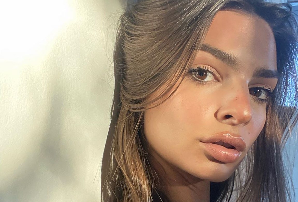 Emily Ratajkowski Shares Her Favourite Highlighter | BEAUTY/crew