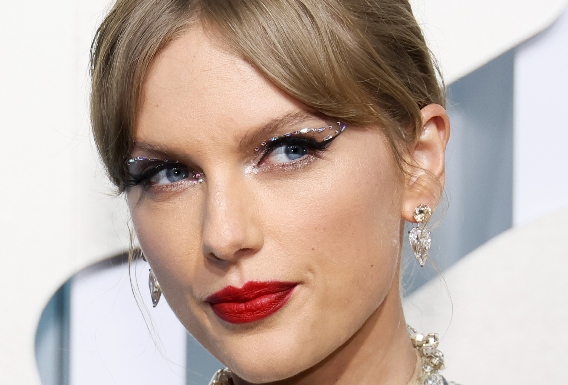 Taylor Swift Eyeliner The Liquid Liner Behind Swifts Famous Cat Eye BEAUTY/crew image picture