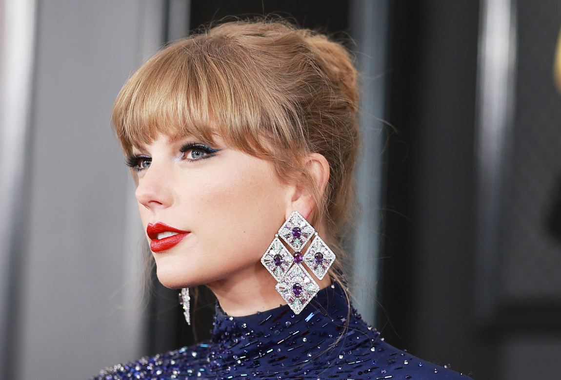 When Did Taylor Swift Start Wearing Red Lipstick? BEAUTY/crew image
