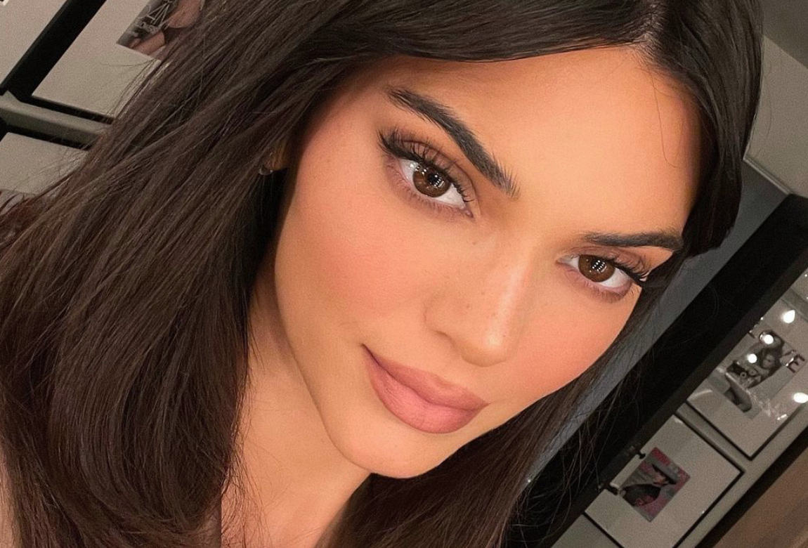 How To Overline Your Lips Like Kendall Jenner | BEAUTY/crew